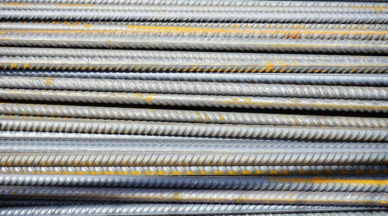 Para material fácil manutenção casa de praia, opte por porcelanato, vinílico, cimento queimado, madeira plástica, alumínio, P