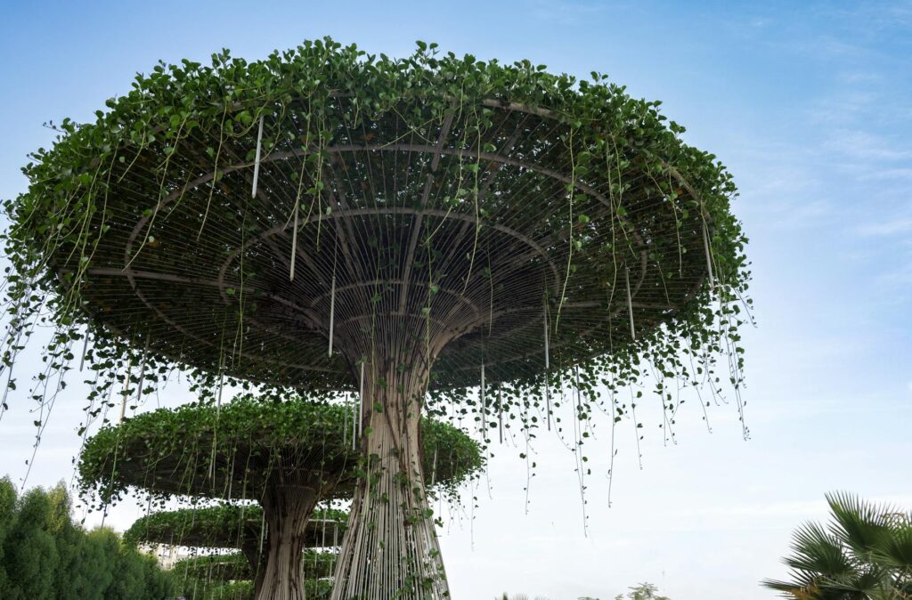 Para criar um modelo de jardim eficaz, comece definindo o estilo desejado e a funcionalidade do espaço. Considere o clima, o