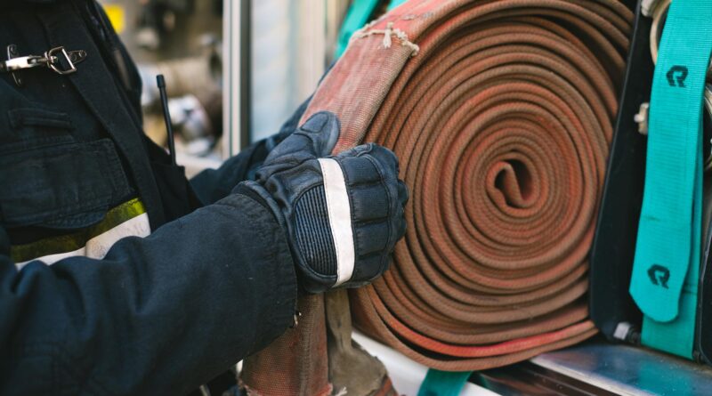 Para móveis resistentes para casa de praia, priorize materiais como alumínio, fibra sintética, madeira teca, corda náutica e