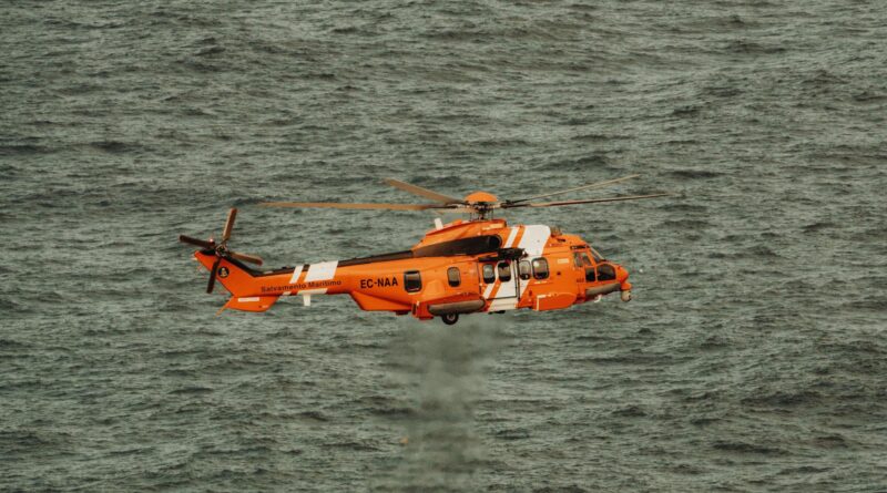 Para objetos decorativos com tema marítimo, considere itens como âncoras, conchas, redes de pesca, boias, miniaturas de barco