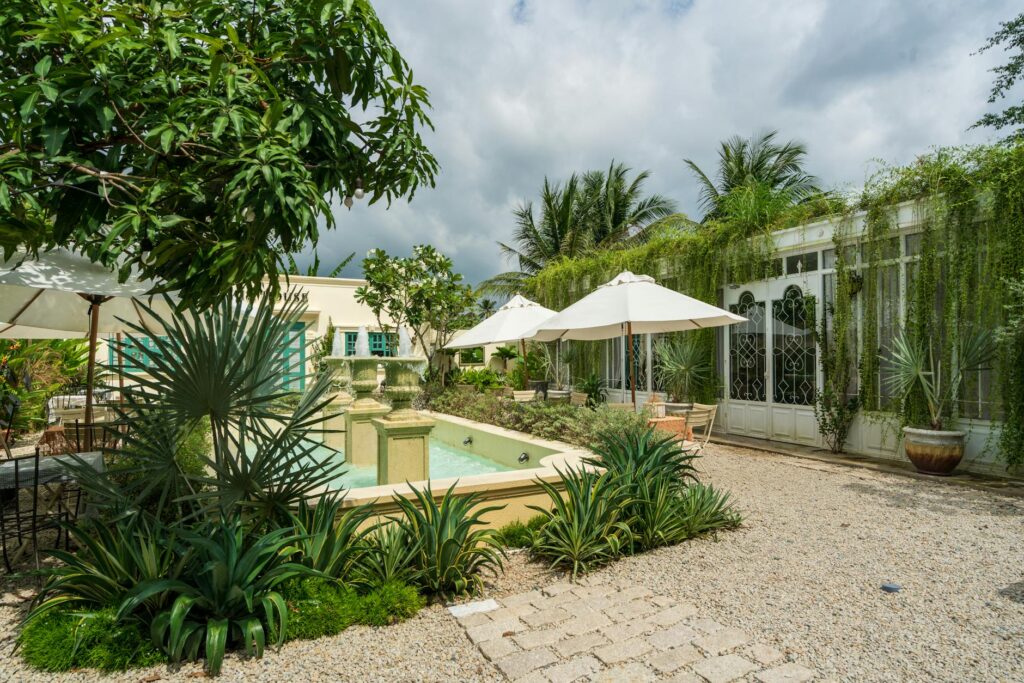 Para paisagismo em jardim residencial, é essencial planejar cuidadosamente o espaço, considerando a luz solar, o tipo de solo