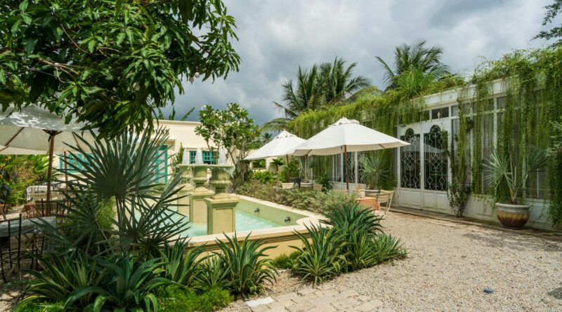 Para paisagismo em jardim residencial, é essencial planejar cuidadosamente o espaço, considerando a luz solar, o tipo de solo