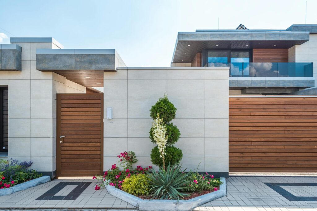 Para paisagismo residencial externo, é fundamental planejar com base no clima, solo e estilo arquitetônico. Considere element