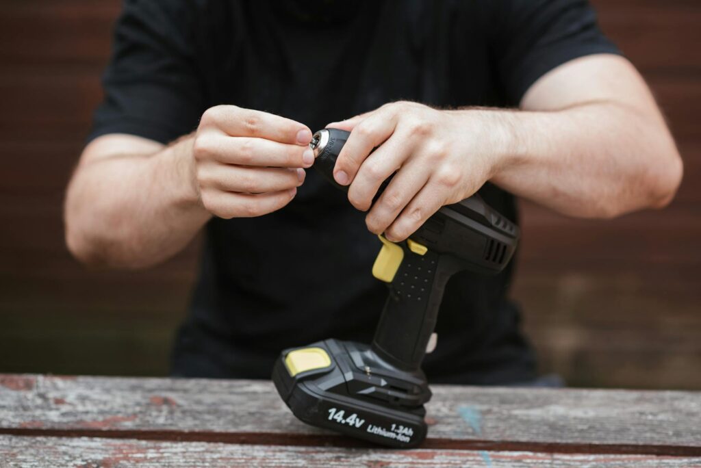 Para parafusadeira Black Tools, é essencial considerar modelos com potência adequada para suas necessidades, recursos como co