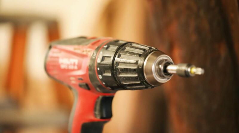 Para parafusadeiras com duas baterias, a principal vantagem é a autonomia ininterrupta, permitindo que você trabalhe por mais