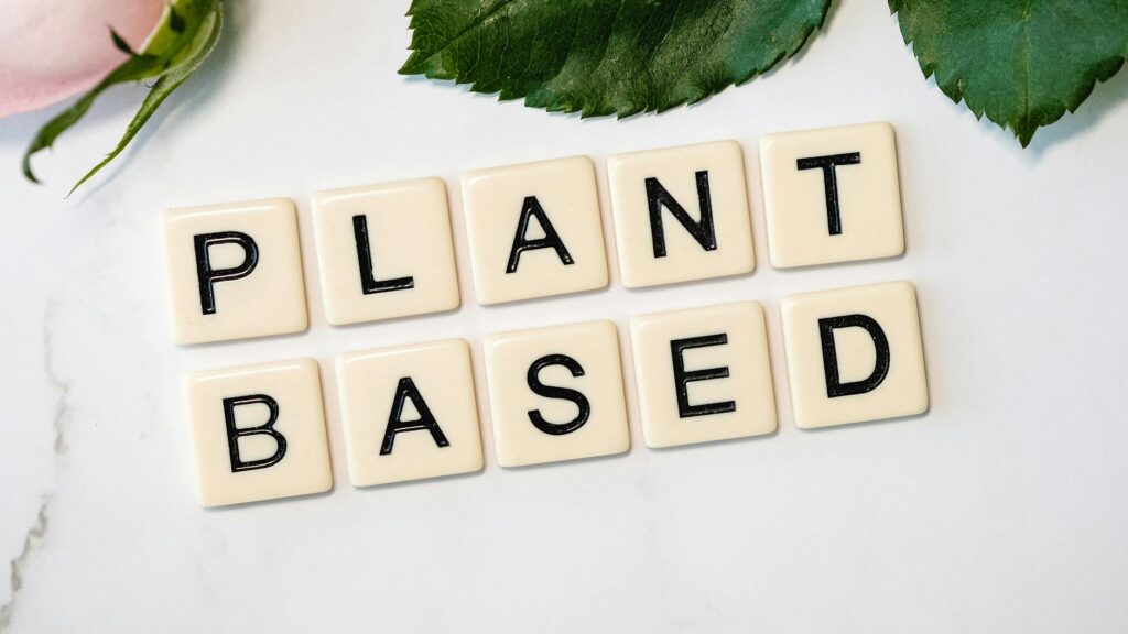 Para 'pé de plantas', refere-se à base ou tronco principal de uma planta, que sustenta sua estrutura e é crucial para seu des