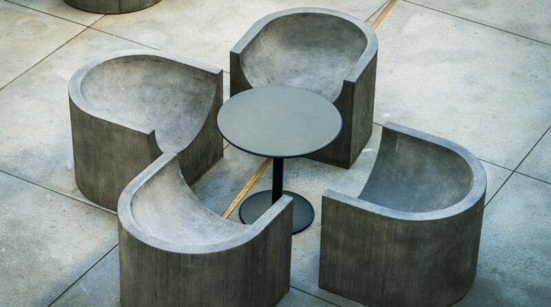 Para um piso externo de cimento queimado, é essencial considerar a resistência às intempéries, a preparação adequada da super