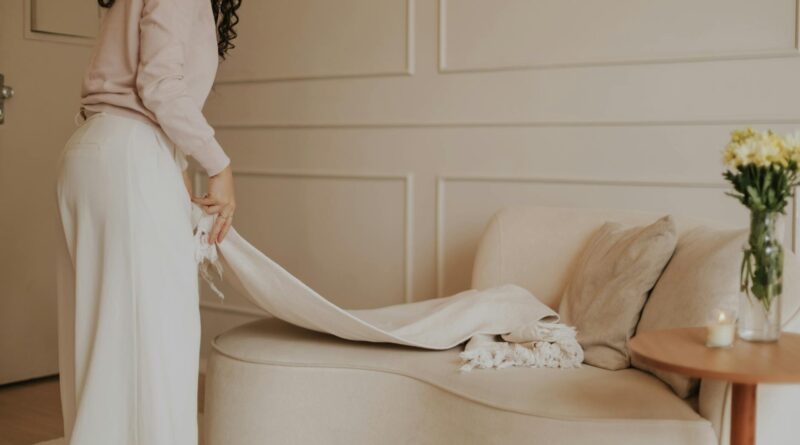 Para planta para decoração de sala, considere espécies que se adaptam bem a ambientes internos, como a Costela-de-Adão, Jiboi