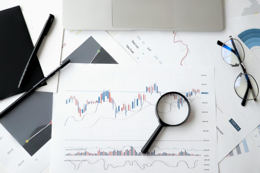 Para entender os principais benefícios da economia circular, é crucial saber que ela otimiza o uso de recursos, minimiza resí