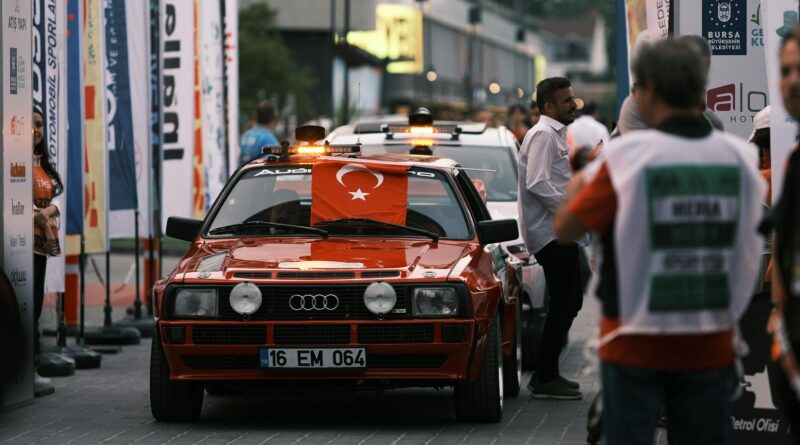 Para quadros e espelhos para casa de praia, escolha peças que evoquem a natureza marinha, como paisagens costeiras, elementos