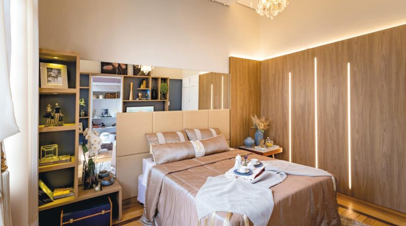 Para um quarto de casal decorado casa de praia, priorize a leveza e a conexão com a natureza. Utilize cores claras, materiais