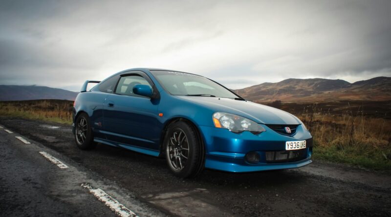 Para transformar sua sala de estar pequena integrada, foque em móveis multifuncionais, espelhos para ampliar o espaço, cores