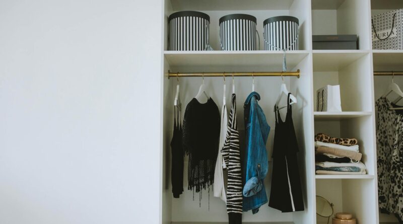 Para soluções de armazenamento para casas de praia pequenas, a chave é a criatividade e o aproveitamento vertical e multifunc