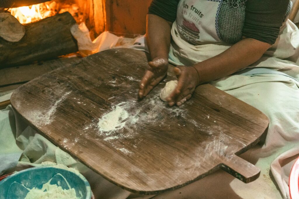 Para soluções inteligentes cozinha apartamento pequeno, foque em móveis planejados e modulados que aproveitem a verticalidade