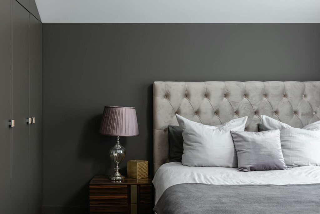 Para Suvinil Grisalho, a escolha ideal envolve considerar a iluminação do ambiente, o estilo da decoração e os tons complemen