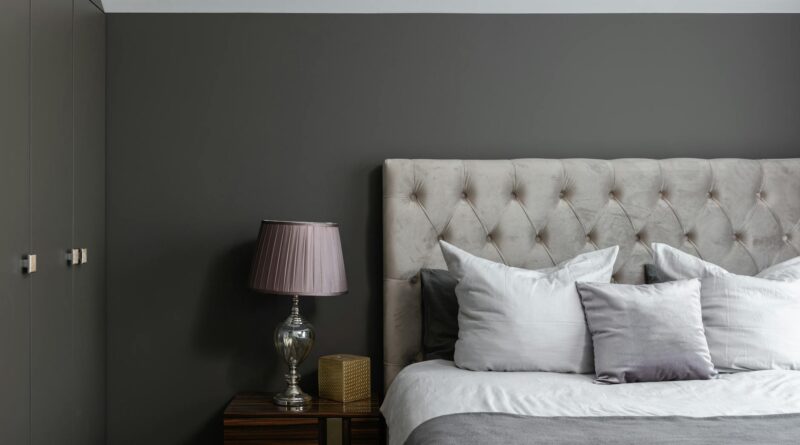 Para Suvinil Grisalho, a escolha ideal envolve considerar a iluminação do ambiente, o estilo da decoração e os tons complemen