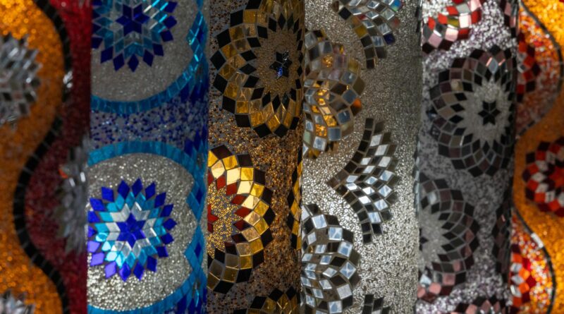 Para tecidos e cortinas para casa de praia, priorize materiais leves, resistentes à umidade e ao sol, como linho, algodão, vo