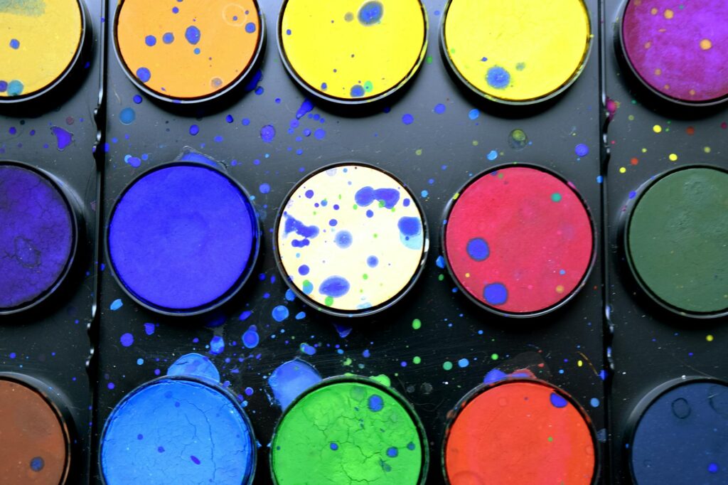 Para escolher as cores de tinta esmalte ideais, considere o ambiente, a iluminação natural e artificial, o estilo de decoraçã