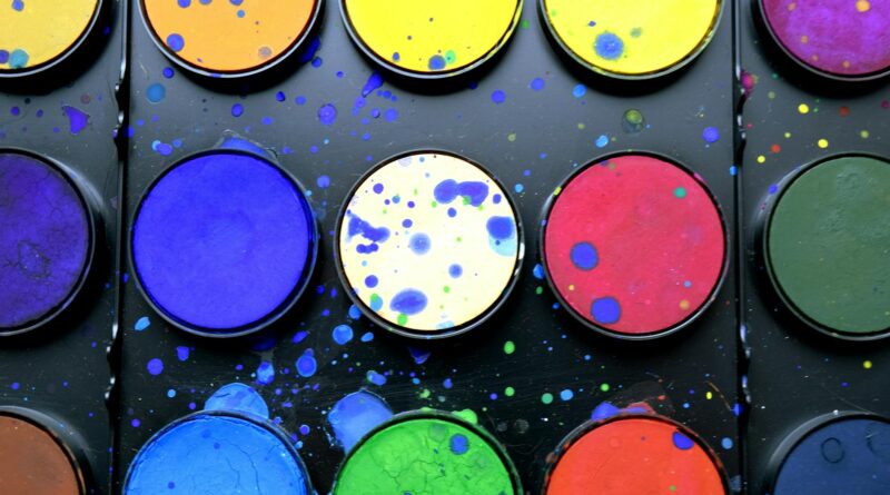 Para escolher as cores de tinta esmalte ideais, considere o ambiente, a iluminação natural e artificial, o estilo de decoraçã