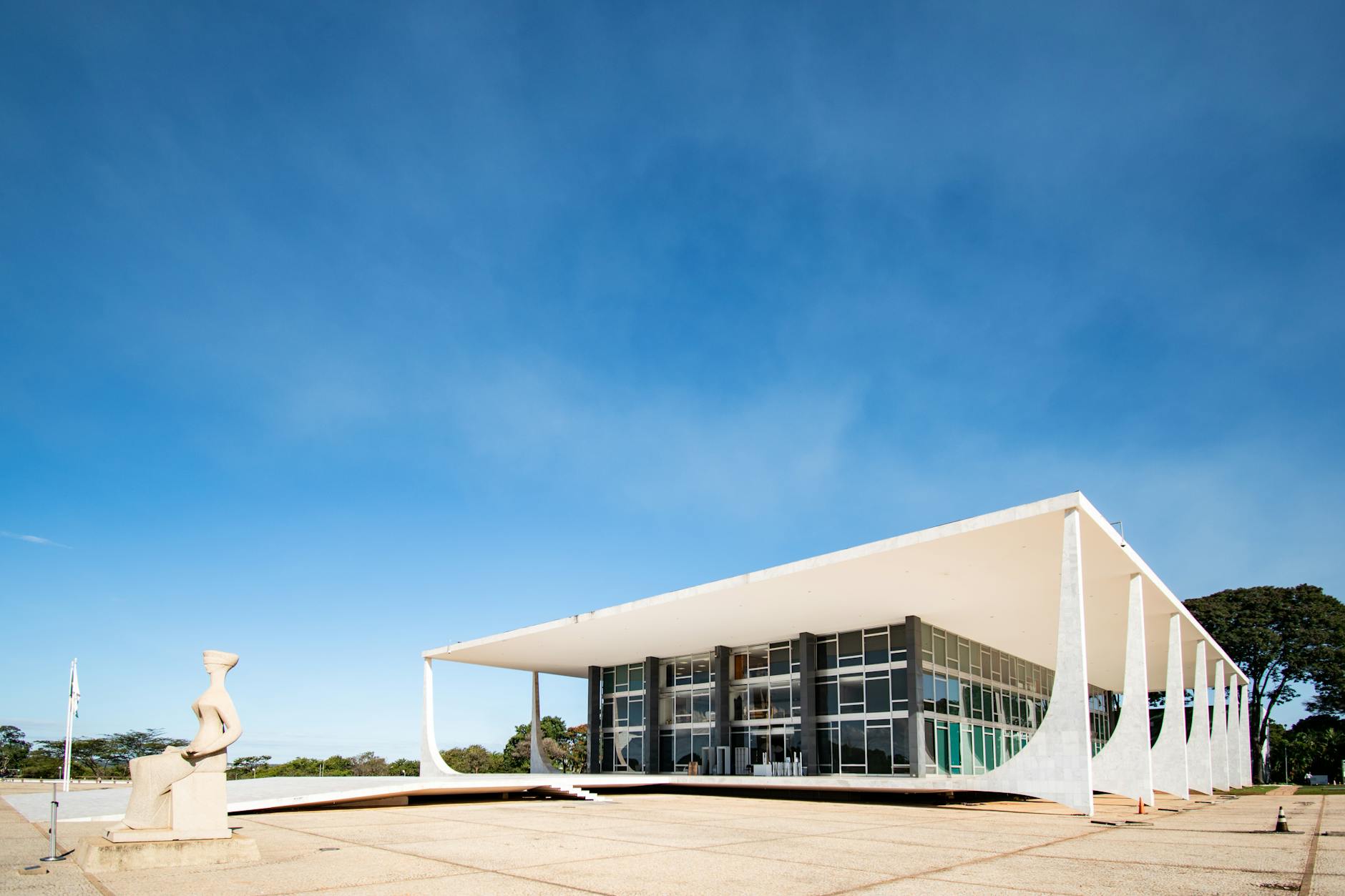 Arquitetura Contemporânea vs. Clássica: O Guia Definitivo para Sua Escolha de Estilo