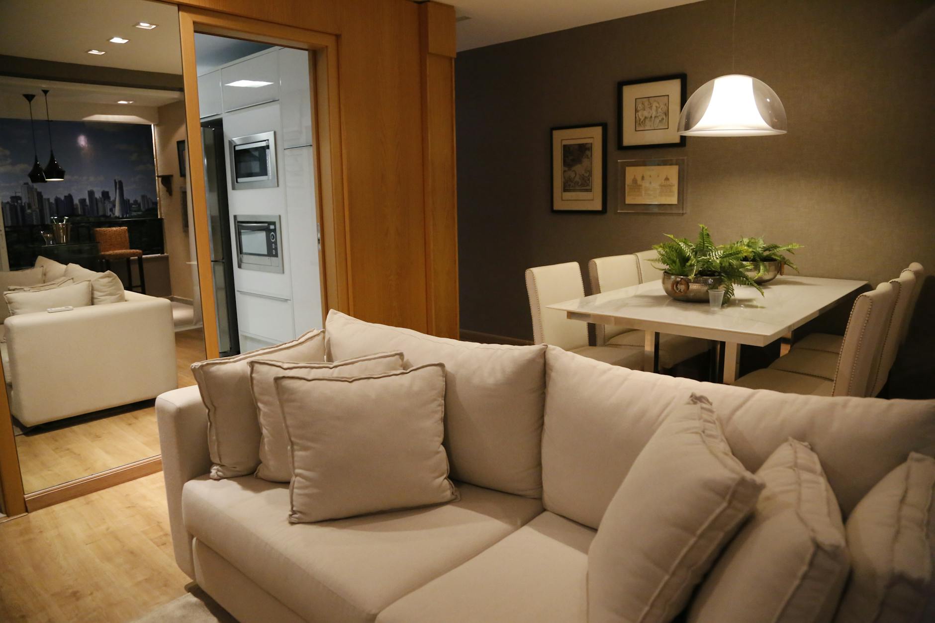 Como Usar Espelhos na Decoração para Ampliar Espaços: Técnicas Profissionais e Segredos de Design
