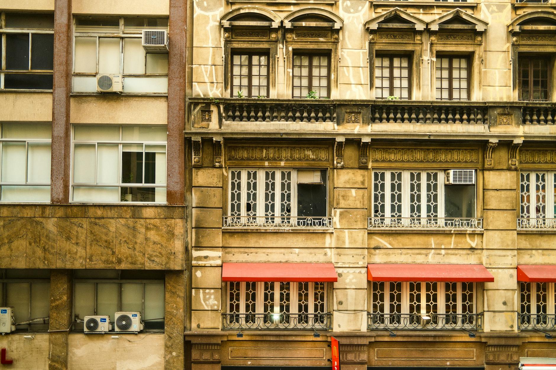 Janelas e Aberturas na Arquitetura: O Guia Definitivo para Ventilação e Luz Natural Otimizadas